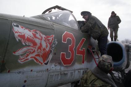 Вторая чеченская война. Ханкала. База российских войск. На снимке: российские военнослужащие у самолета МиГ-27.
