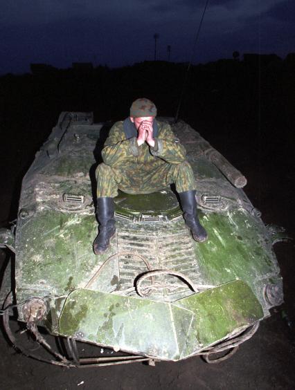 Вторая чеченская война. Ханкала. База российских войск. На снимке: российский военнослужащий сидит на БМД.