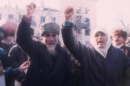 Вторая чеченская война. Грозный. Местные жители на митинге.