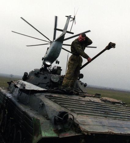 Вторая чеченская война. Ханкала. База российских войск. На снимке: российский военнослужащий стоит на БМД.