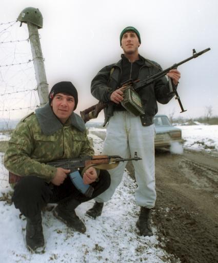Вторая чеченская война. Грозный. Бойцы национальной гвардии Чеченской Республики Ичкерия контролируют дорогу.
