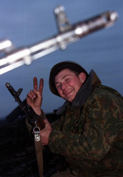 Вторая чеченская война. Ханкала. База российских войск. На снимке: российский военнослужащий с оружием.