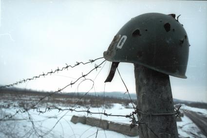Вторая чеченская война. Грозный. Минное поле, огороженное проволокой.