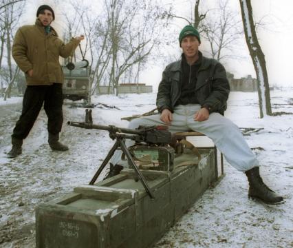 Вторая чеченская война. Грозный. Бойцы национальной гвардии Чеченской Республики Ичкерия контролируют дорогу.