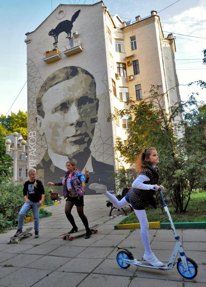 Большой Афанасьевский переулк. На сниме: дети у дома на котором изображен граффити-портрет  писателя Михаила Булгакова.