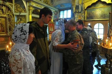 Ополченцы Новороссии сыграли свадьбу в храме Святой Троицы Живоначальной в Москве.