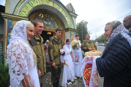 Ополченцы Новороссии сыграли свадьбу в храме Святой Троицы Живоначальной в Москве.