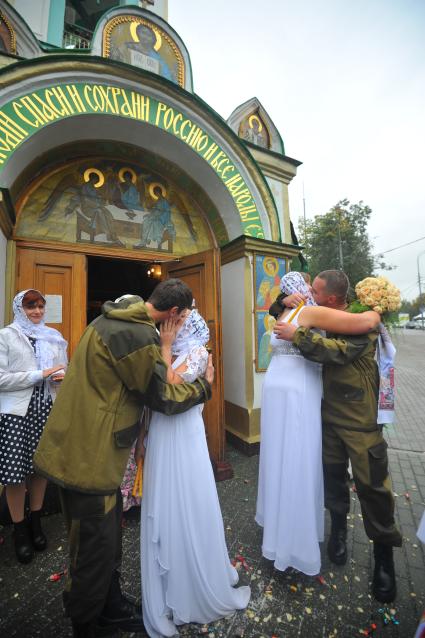 Ополченцы Новороссии сыграли свадьбу в храме Святой Троицы Живоначальной в Москве.