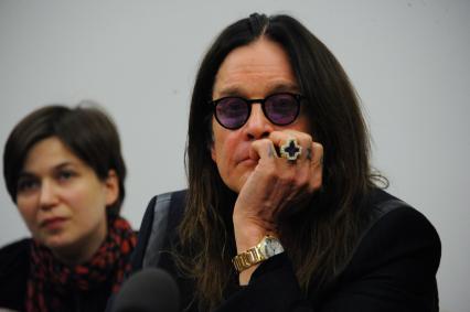 Участник британской рок-группы Black Sabbath Оззи Осборн во время пресс-конференции.