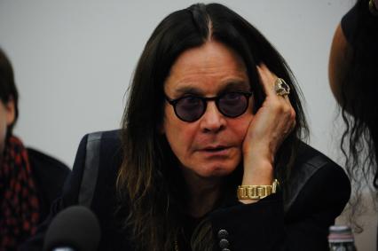 Участник британской рок-группы Black Sabbath Оззи Осборн во время пресс-конференции.