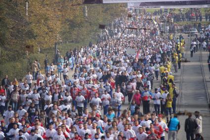 Участники забега \"Кросс нации 2014\" в Екатеринбурга заполнили проспект Ленина в Екатеринбурге