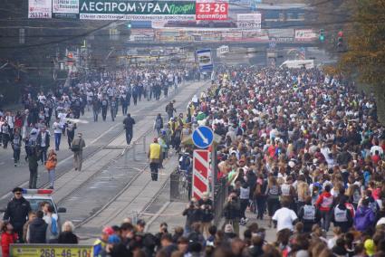 Участники забега \"Кросс нации 2014\" в Екатеринбурга заполнили проспект Ленина в Екатеринбурге