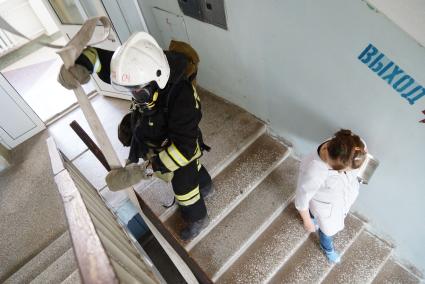 Пожарные протягивают пожарный руков на 3-й этаж больницы для тушения условного пожара. Пожарные учения в ГКБ №23 в Екатеринбурге