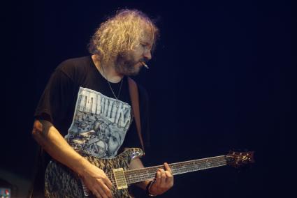 гитарист группы \"Ляпис Трубецкой\" Руслан Владыко во время выступления на концерте в Екатеринбурге
