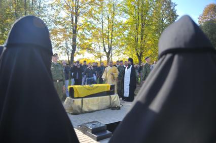 Церемония перезахоронения останков русского воина, смертельно раненого в битве у города Ножан-сюр-Сен и скончавшегося в военном госпитале в феврале 1814 года, на Бородинском поле.