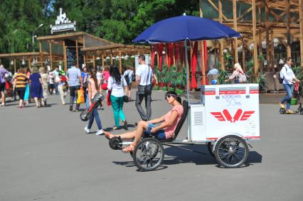 Велосипеды для продажи мороженого в парке Сокольники. На снимке: корреспондент КП Александра Крылова пробует себя в качестве продавца мороженого.