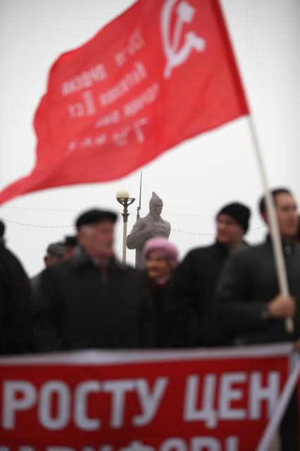 Крепостная горка, Ставрополь. Митинг КПРФ против повышения цен и тарифов ЖКХ. На фото: митингующие люди с красными флагми на фоне памятника солдату-буденовцу