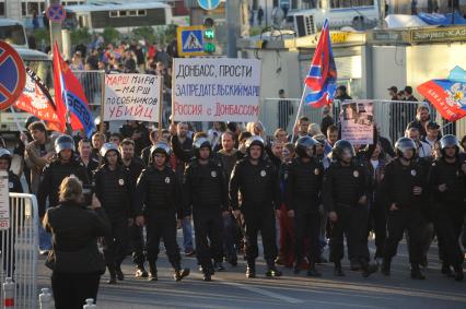 Акция `Марш мира` против военных действий на Украине, организованная партией РПР-Парнас. Участники акции прошли от Пушкинской площади до проспекта Сахарова.