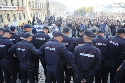 Акция `Марш мира` против военных действий на Украине, организованная партией РПР-Парнас. Участники акции прошли от Пушкинской площади до проспекта Сахарова.