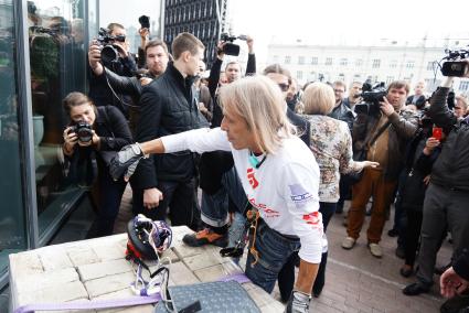 человек-паук Ален Робер (Alain Robert) перед восхождением на бизнес центр \"Высоцкий\" в Екатеринбурге