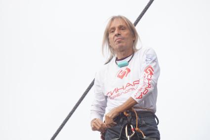 человек-паук Ален Робер (Alain Robert) перед восхождением на бизнес центр \"Высоцкий\" в Екатеринбурге