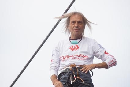 человек-паук Ален Робер (Alain Robert) перед восхождением на бизнес центр \"Высоцкий\" в Екатеринбурге