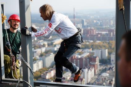 человек-паук Ален Робер (Alain Robert) залезает на смотровую площадку бизнес центра \"Высоцкий\" на 52 этаже в Екатеринбурге