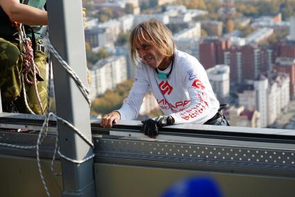 человек-паук Ален Робер (Alain Robert) залезает на смотровую площадку бизнес центра \"Высоцкий\" на 52 этаже в Екатеринбурге