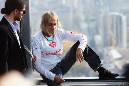 человек-паук Ален Робер (Alain Robert) отдыхает на смотровой площадке после восхождения на бизнес центр \"Высоцкий\" в Екатеринбурге