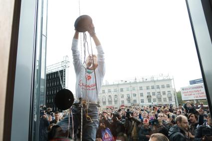 человек-паук Ален Робер (Alain Robert) начал восхождение на бизнес центр \"Высоцкий\" в Екатеринбурге