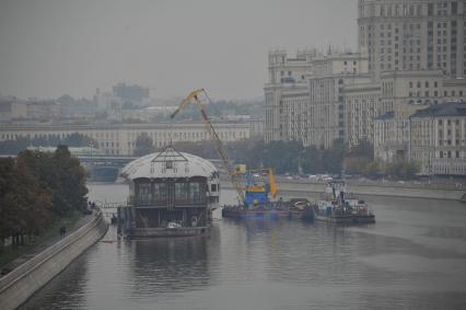 Демонтаж деборкадера  на Космодемьяновской набережной.