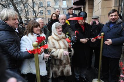 Церемония открытия мемориальной доски режиссеру Леониду Гайдаю на улице Черняховского. На снимке (слева направо): актеры Дмитрий Харатьян, Наталья Варлей, композитор Александр Зацепин, вдова Л.Гайдая актриса Нина Гребешкова, председатель комиссии Мосгордумы по культуре и массовым коммуникациям, режиссер Евгений Герасимов и актер Владимир Этуш.