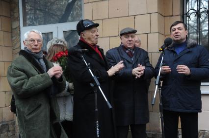 Церемония открытия мемориальной доски режиссеру Леониду Гайдаю на улице Черняховского. На снимке (слева направо): Александр Зацепин, Владимир Этуш и писатель Аркадий Инин.