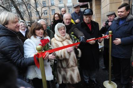 Церемония открытия мемориальной доски режиссеру Леониду Гайдаю на улице Черняховского. На снимке (слева направо): актеры Дмитрий Харатьян, Наталья Варлей, вдова Л.Гайдая актриса Нина Гребешкова, председатель комиссии Мосгордумы по культуре и массовым коммуникациям, режиссер Евгений Герасимов и актер Владимир Этуш.