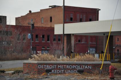 Детройт. На снимке: разрушенное здание кредитного союза Детройта Detroit Metropolitan Credit Union.