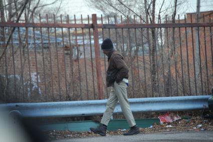 Детройт. На снимке: местный житель на улице города.