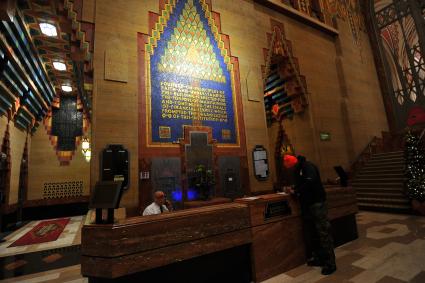 Детройт. Вход в небоскреб Guardian Building - `Финансовый храм`. На первом этаже располагается офис American Bank. Оформление интерьера как в церкви.