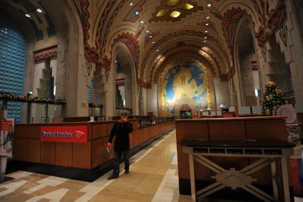 Детройт. Вход в небоскреб Guardian Building - `Финансовый храм`. На первом этаже располагается офис American Bank. Оформление интерьера как в церкви.