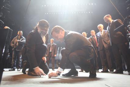 Открытие Большого драматического театра им Г.А. Товстоногова. На снимке: председатель Правительства Российской Федерации Дмитрий Медведев забивает гвоздь в сцену.