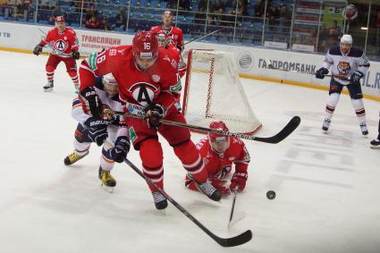 Матч КХЛ в Екатеринбурге. ХК Автомобилист 3-1 ХК Амур (Хабаровск).
ХХ Автомобилист №16 Тобиас Виклунд, ХК Амур № 13 Руслан Башкиров