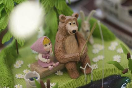 Магазин сети `Вестер`. На снимке: кондитерские фигурки `Маша и медведь`.