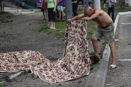 Луганск. Последствия авианалета украинской армии. На снимке: убитые люди.