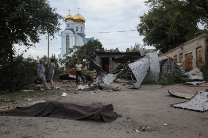 Луганск. Последствия авианалета украинской армии. На снимке: убитые люди.