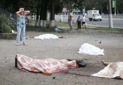 Луганск. Последствия авианалета украинской армии. На снимке: убитые люди.
