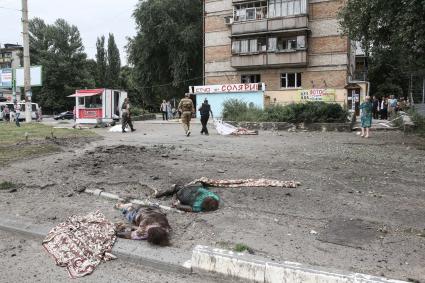 Луганск. Последствия авианалета украинской армии. На снимке: убитые люди.