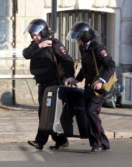 чения омон и мчс.  установка колпака \"фонтан\" над взрывным учтройством