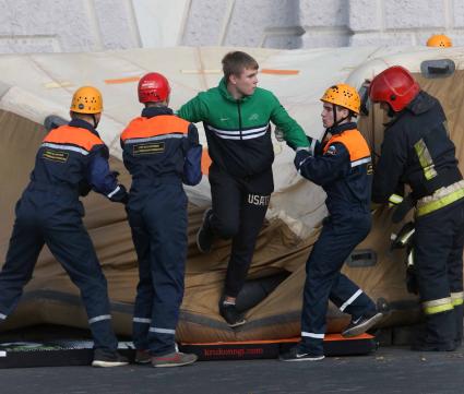 чения омон и мчс. пожарные спасают людей из пажара