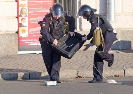 чения омон и мчс.  установка колпака \"фонтан\" над взрывным учтройством