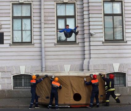 чения омон и мчс. пожарные спасают людей из пажара