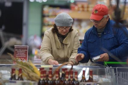 покупатели в отделе готовой блюд магазина \"Гипербола\"